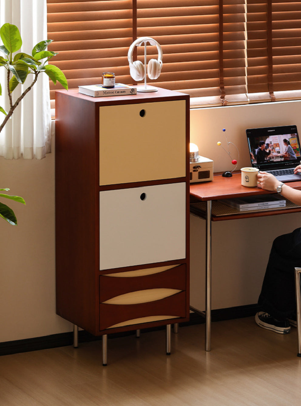 Ocaso Solid Wood Cabinet
