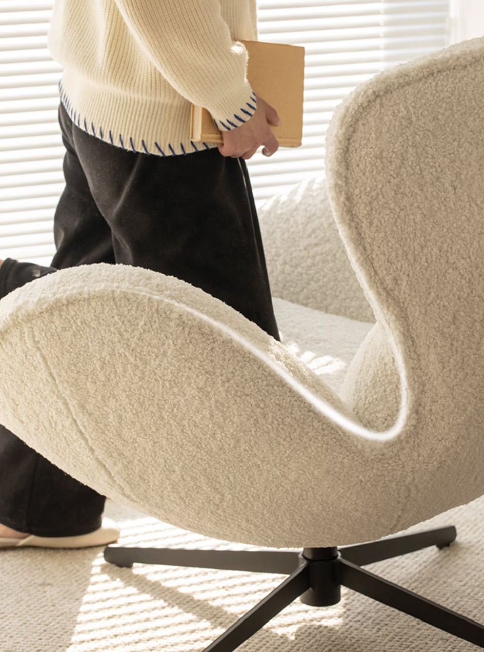 Olor Swivel Lounge Chair